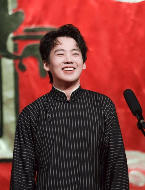 郭麒麟爆料恋情模板视频,揭秘明星背后的甜蜜故事 第1张 郭麒麟爆料恋情模板视频,揭秘明星背后的甜蜜故事 第1张